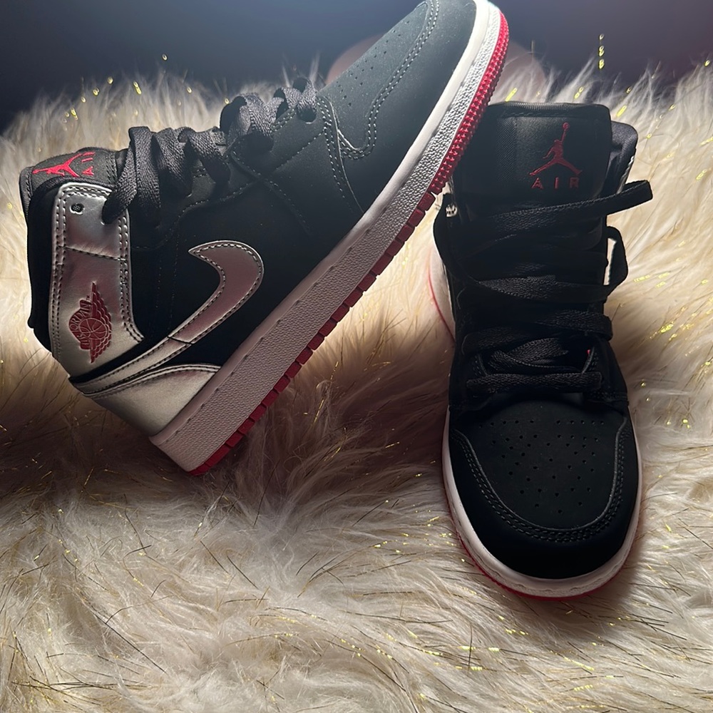 Nike Air Jordan 1 Mid GS Black Red Metallic Silver Size 3.5 RARE